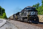 NS 4679 leads a manifest north at Mason 